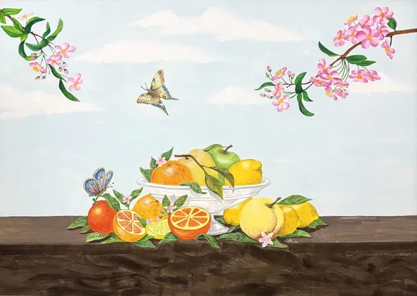 Natura morta in acrilico: arance, limoni, mele e un'alzata di vetro su un tavolo di legno scuro, con rami di pesco fioriti e farfalle sullo sfondo di un cielo azzurro con nuvole