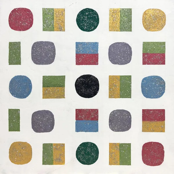 Dipinto astratto geometrico quadrato su fondo bianco: una griglia di cinque per cinque forme brillanti, cerchi colorati e quadrati divisi in due colori
