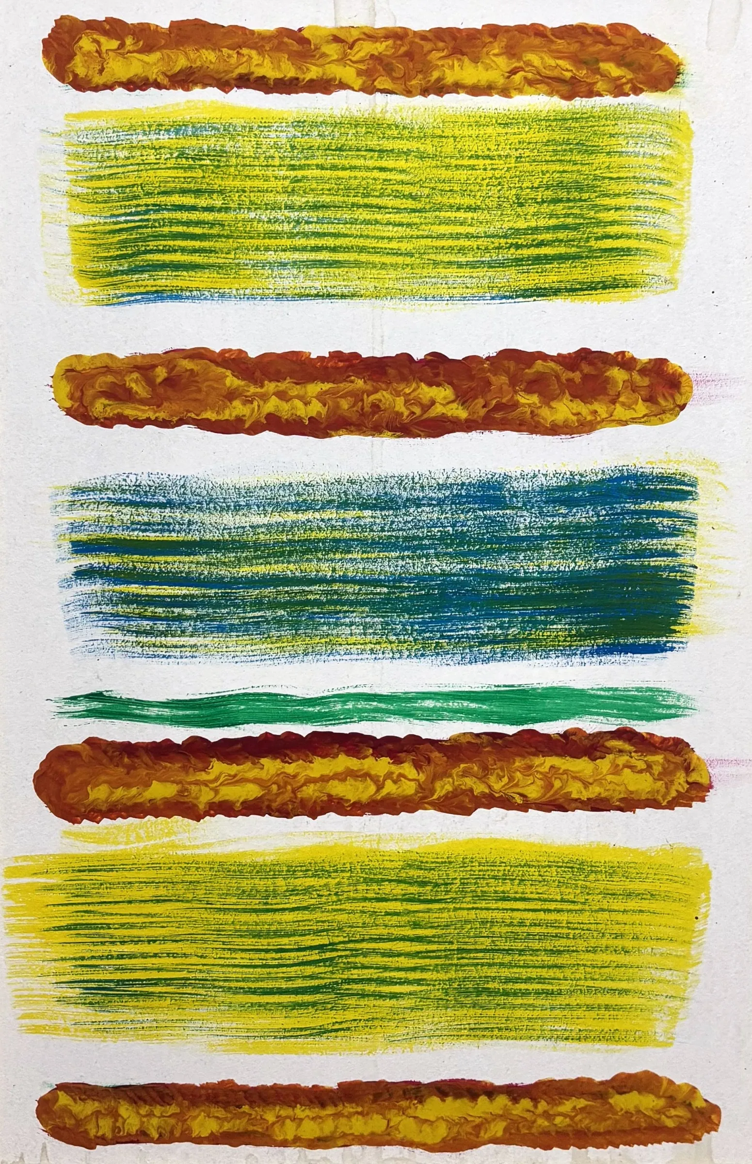 Dipinto astratto verticale acrilico su fondo bianco con bande alternate di giallo e verde graffiato, verde acqua, e cordoni materici arancio e ruggine