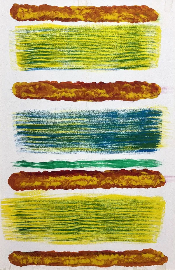 Dipinto astratto verticale acrilico su fondo bianco con bande alternate di giallo e verde graffiato, verde acqua, e cordoni materici arancio e ruggine