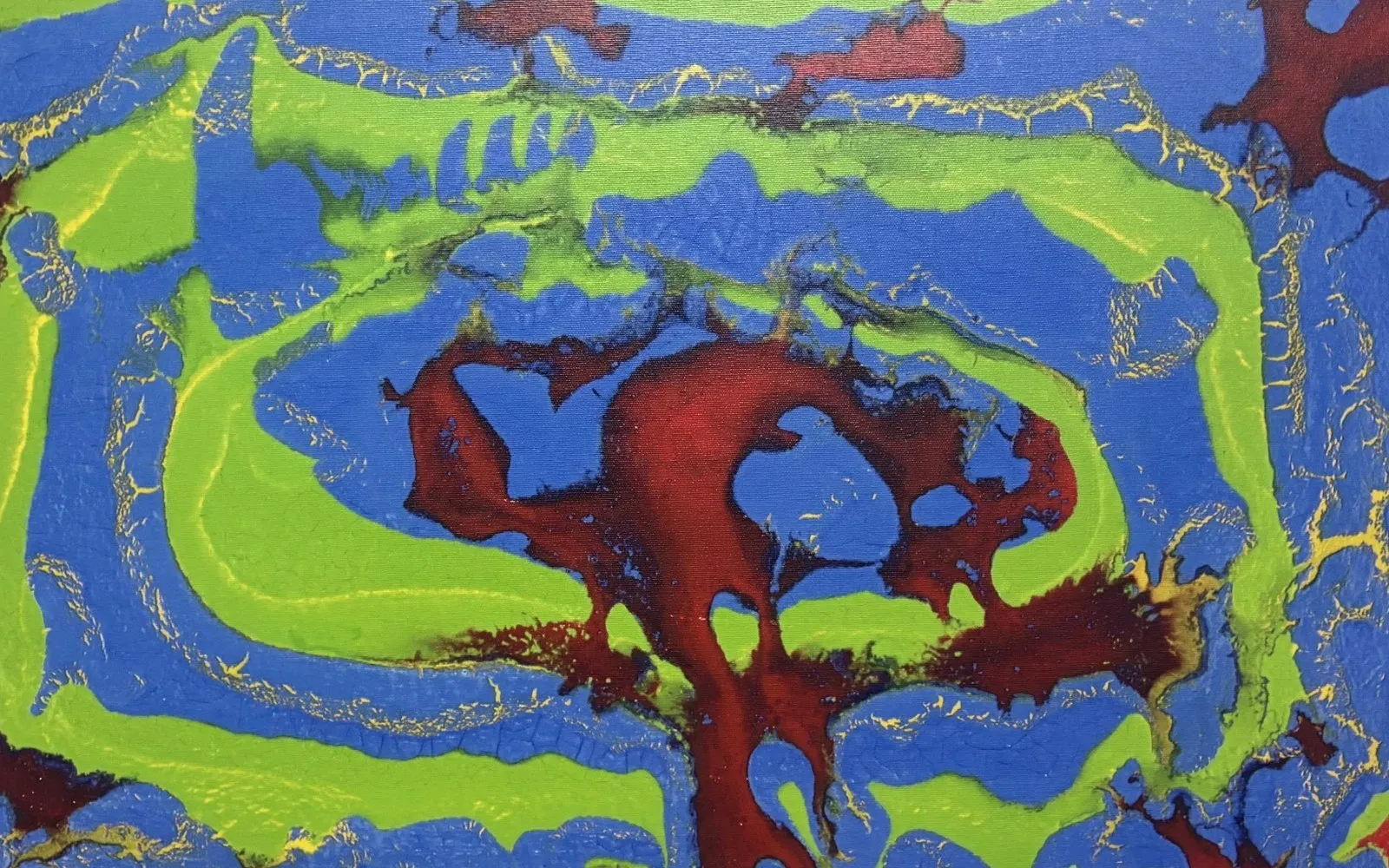 Dettaglio di L'albero di mare: superficie azzurra e verde attraversata da sottili crepe dorate