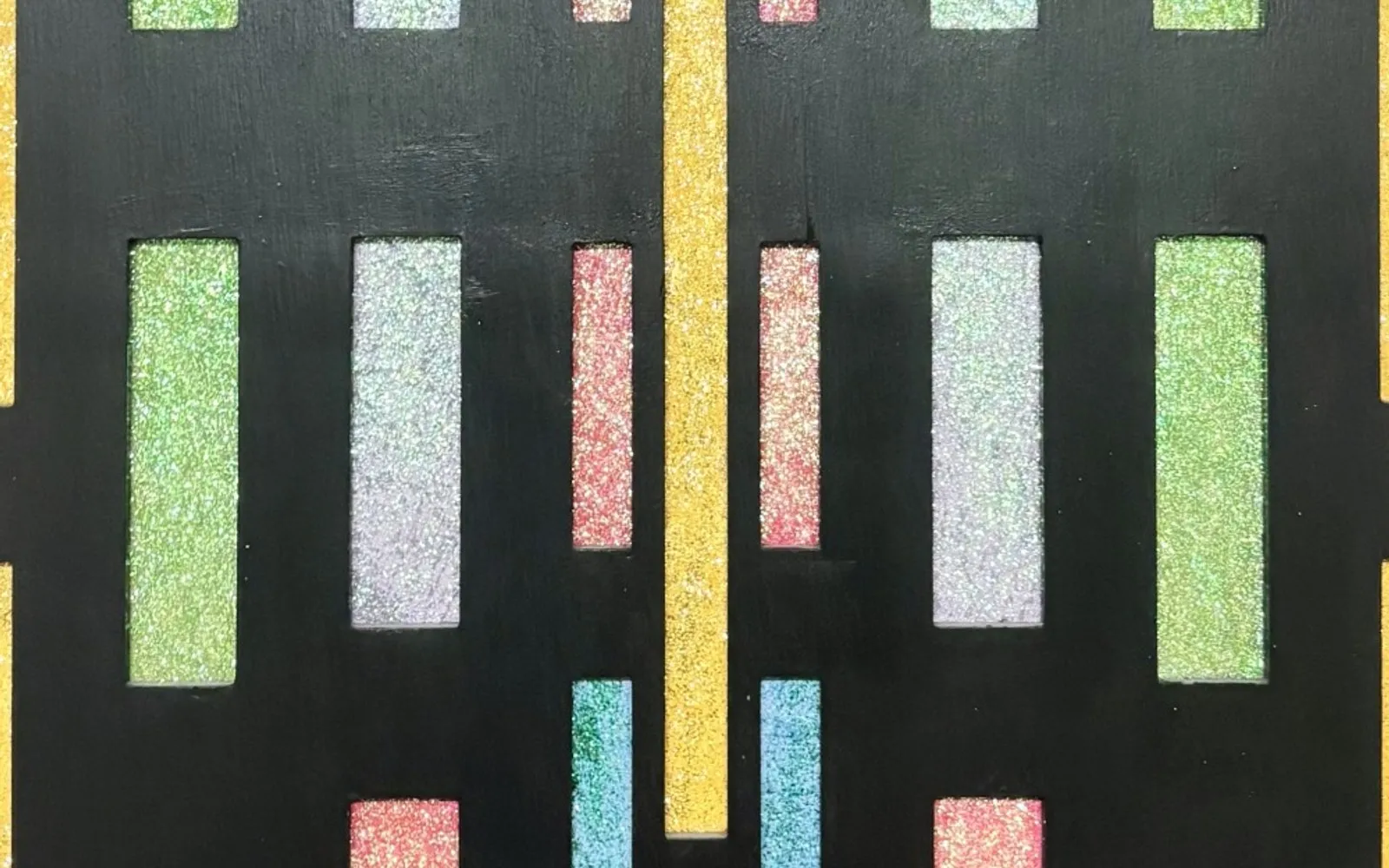 Dettaglio di La porta: elementi geometrici brillanti gialli, turchesi e rosa su fondo nero