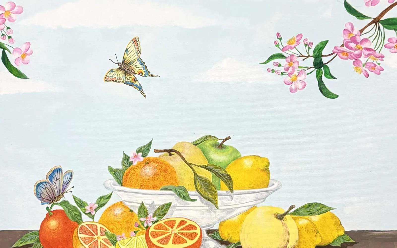 Dettaglio di Agrumi e fiori di pesco: arance e limoni su un tavolo di legno