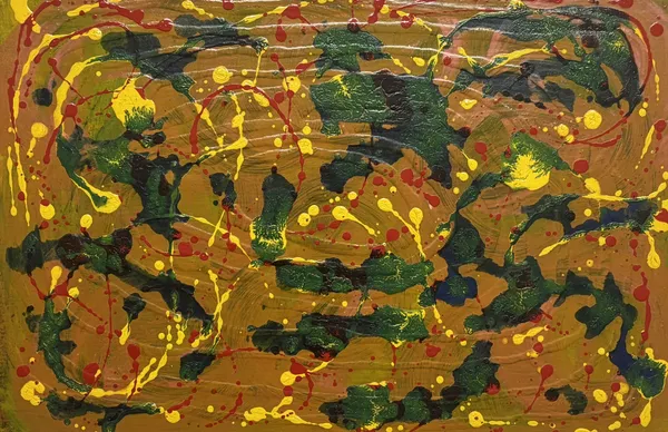 Dipinto astratto acrilico su fondo ocra con macchie verde scuro e colature sottili gialle e rosse intrecciate