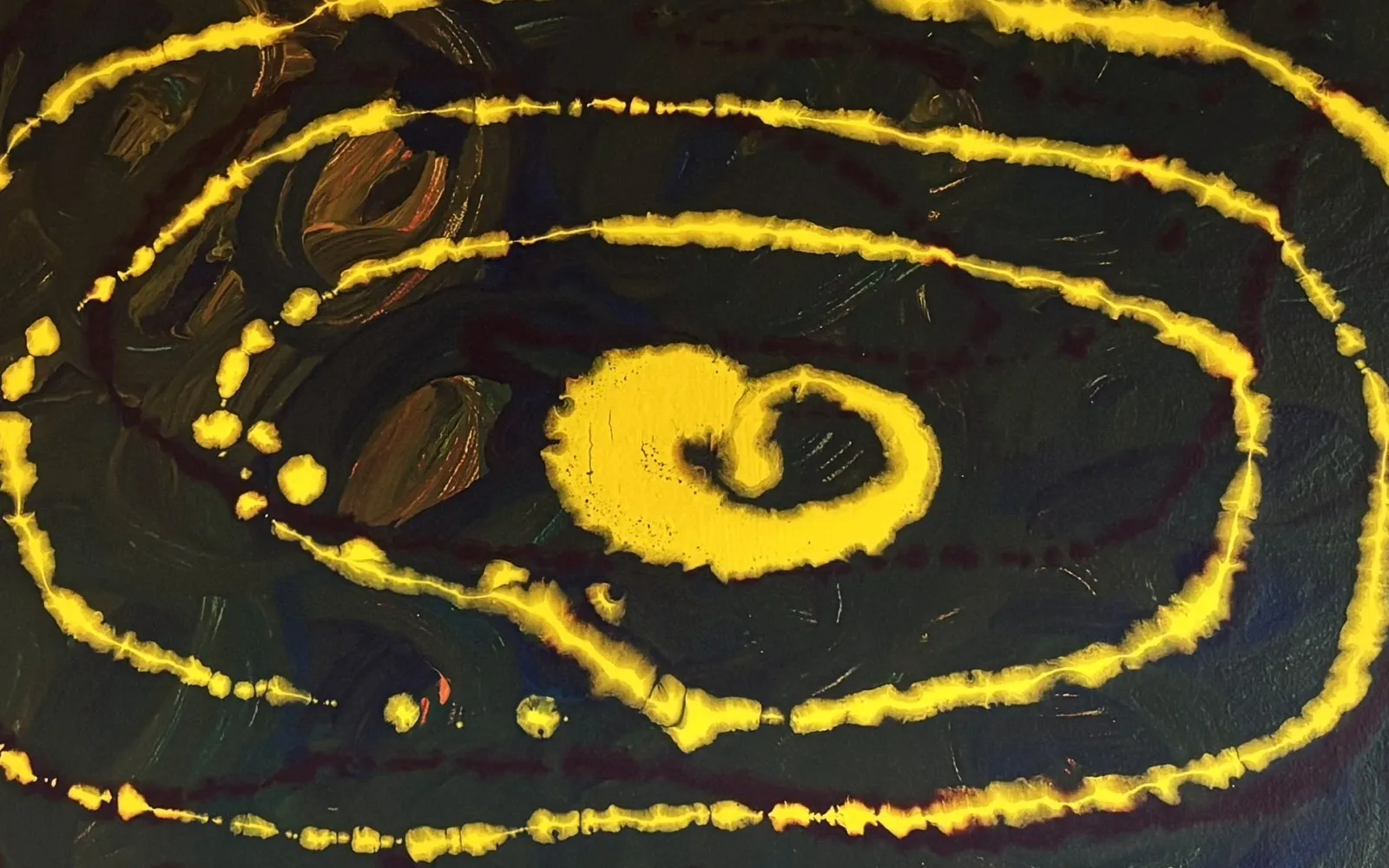 Dettaglio di Cuoricini che battono: linea gialla a spirale su fondo scuro
