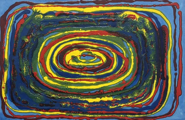 Dipinto astratto acrilico con anelli concentrici di colore rosso, giallo, blu e verde che formano un vortice su fondo azzurro