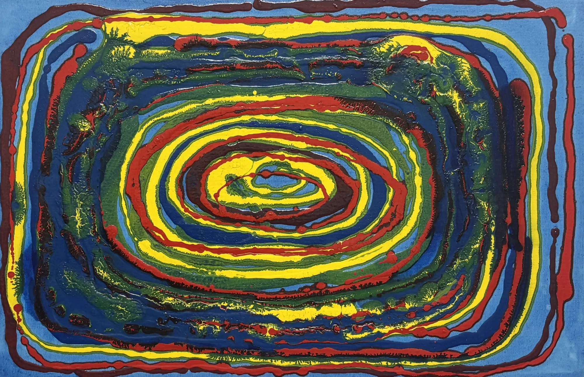 Dipinto astratto acrilico con anelli concentrici di colore rosso, giallo, blu e verde che formano un vortice su fondo azzurro